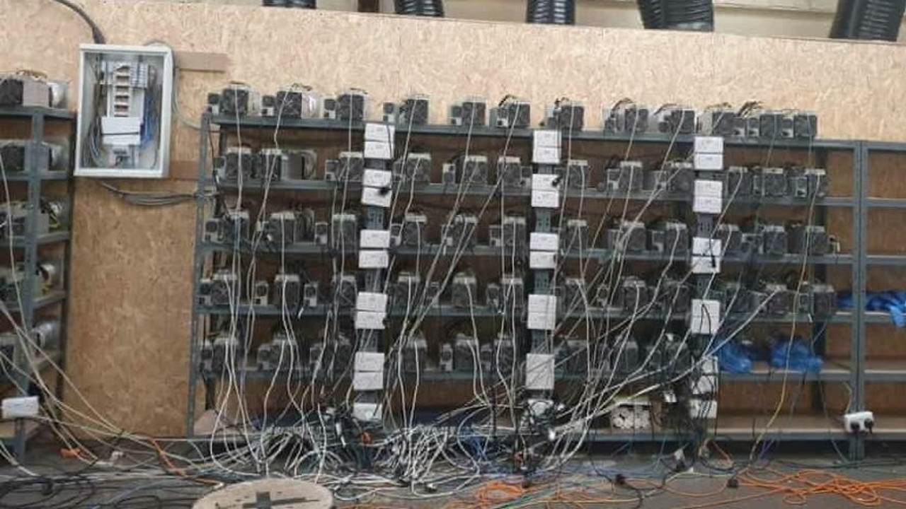 Uyuşturucu ararken maden buldular