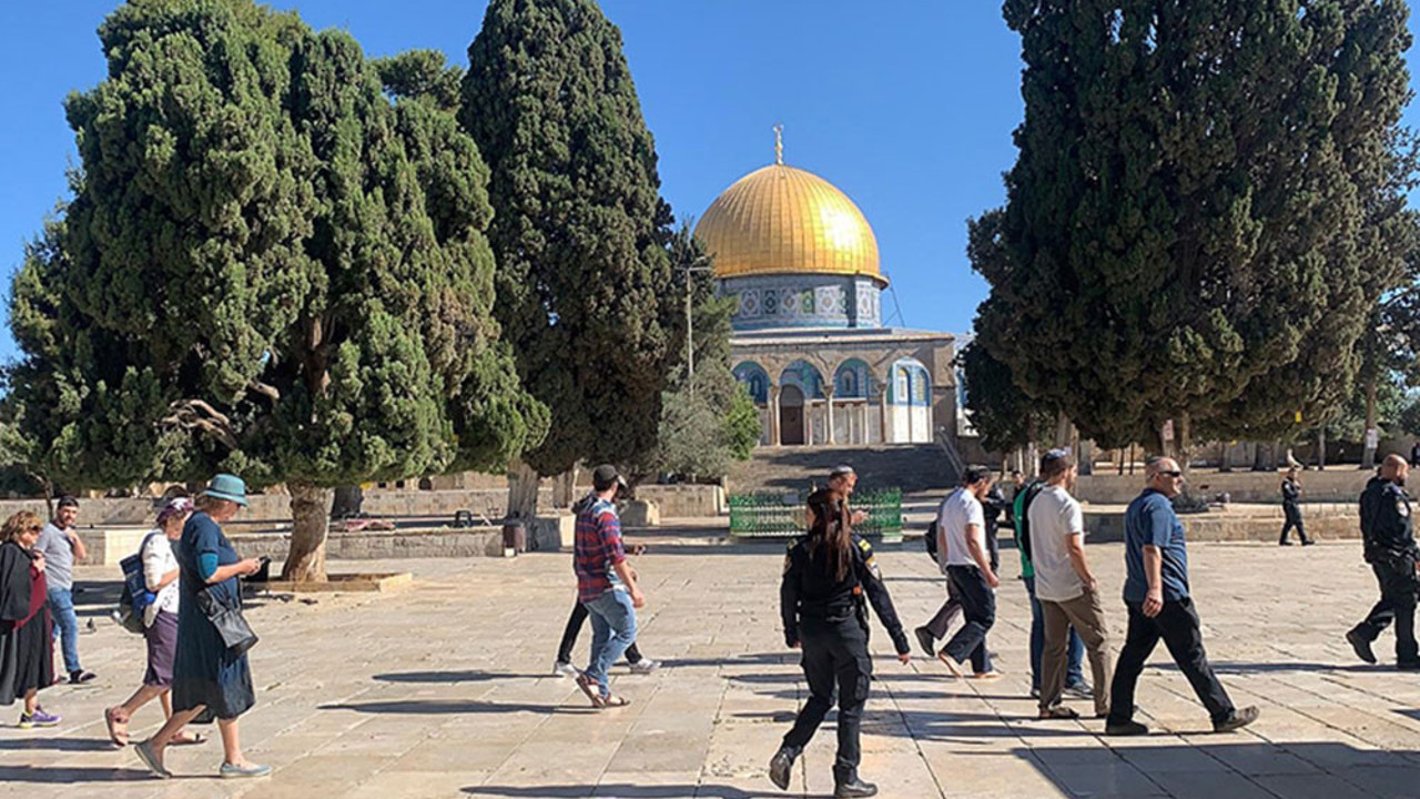 Fanatik Yahudiler Mescid-i Aksa'ya baskın yaptı