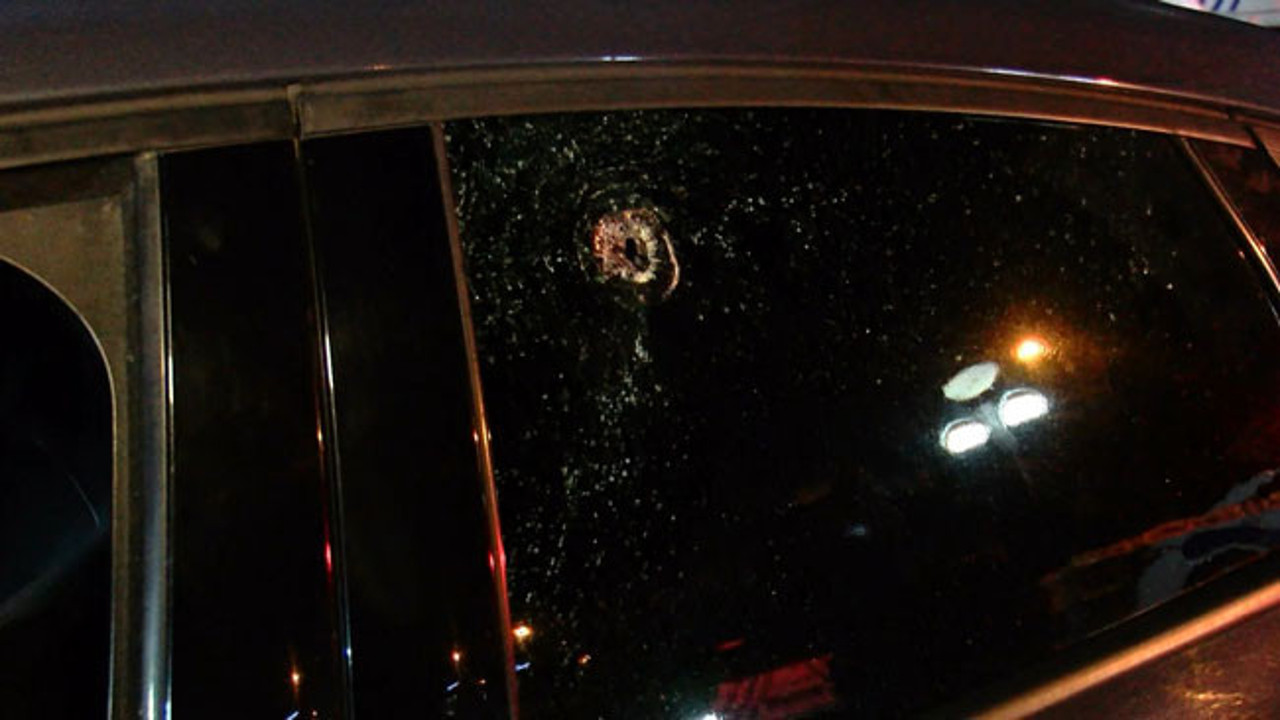 Tıp merkezi önündeki otomobilde başından vurulmuş halde bulundu