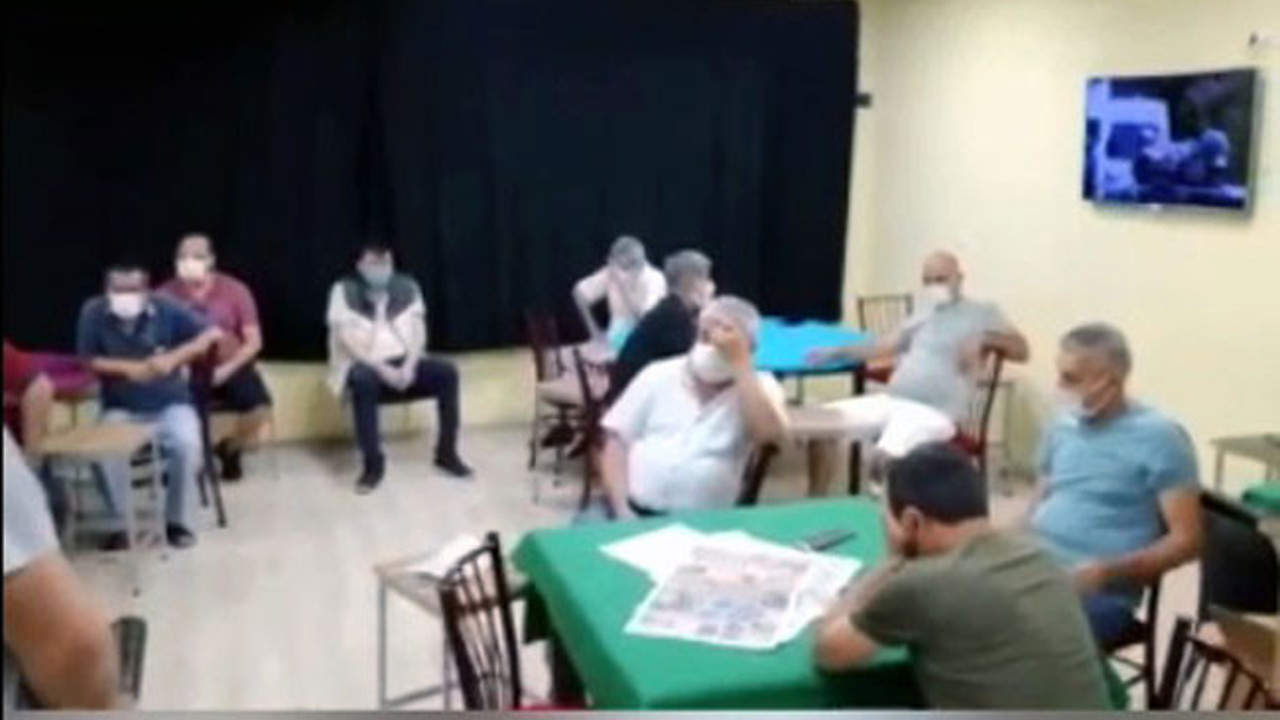 Kumarhaneye çevrilen evde, polisi gören şüphelilerin şaşkınlığı yüzüne yansıdı