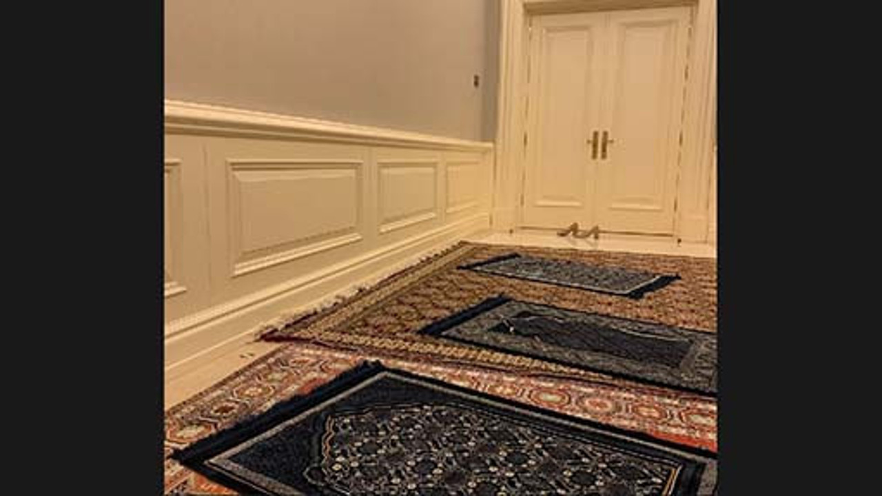 İktidara yakın yazardan “Bak namaz kılıyorum” pozu