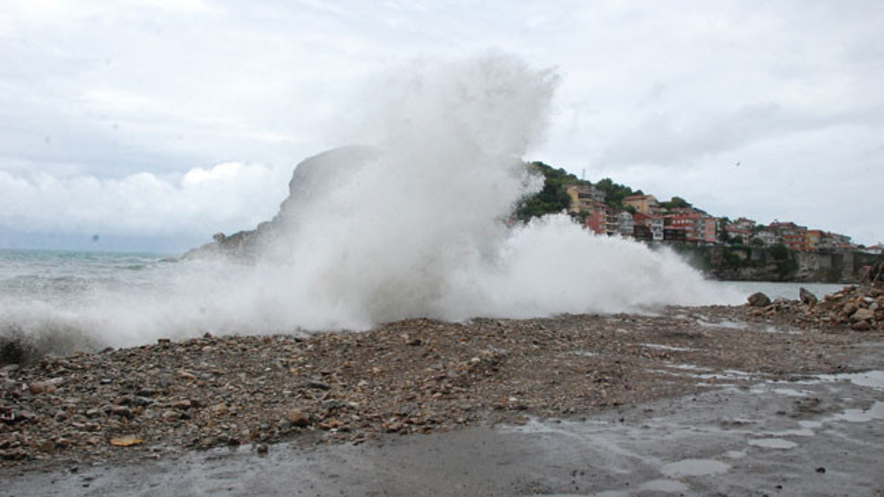 Amasra'da rüzgar denizde dev dalgalar oluşturdu