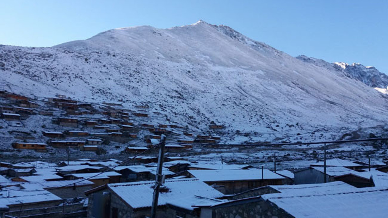 Rize'de yaylalar yaz başında beyaza büründü