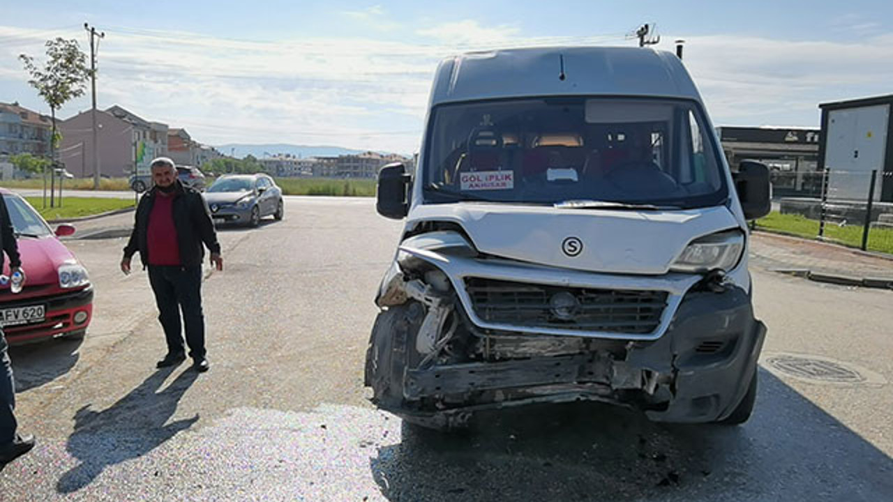 Bursa'da işçi minibüsü ve otomobil çarpıştı