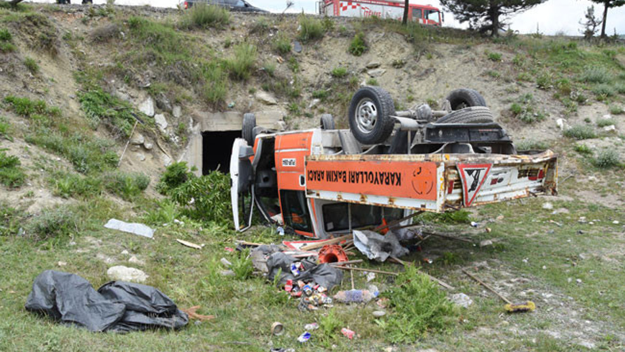 Minibüsün çarptığı Karayolları kamyoneti devrildi 2'si işçi 4 yaralı