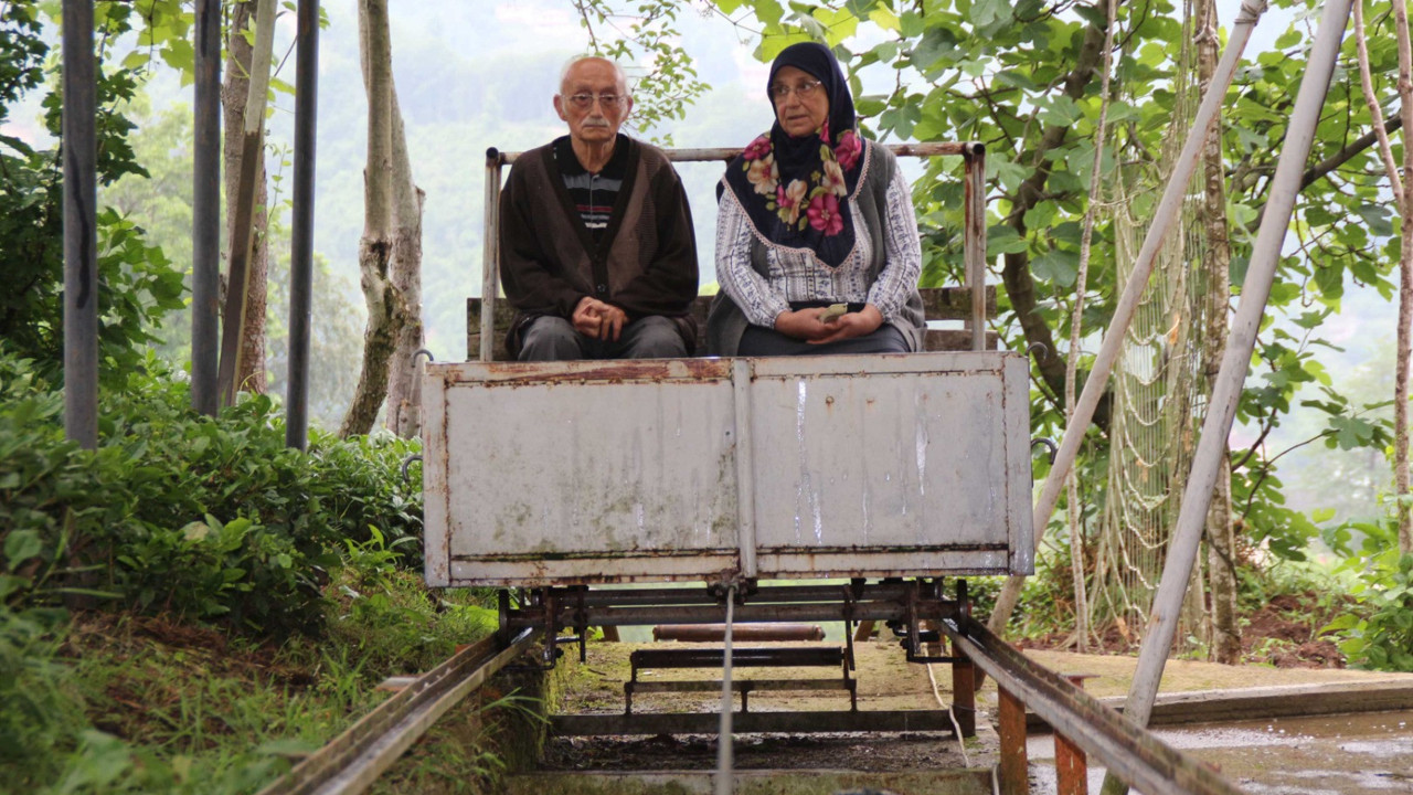 Evine ulaşabilmek için vagonlu raylı sistem kurdu