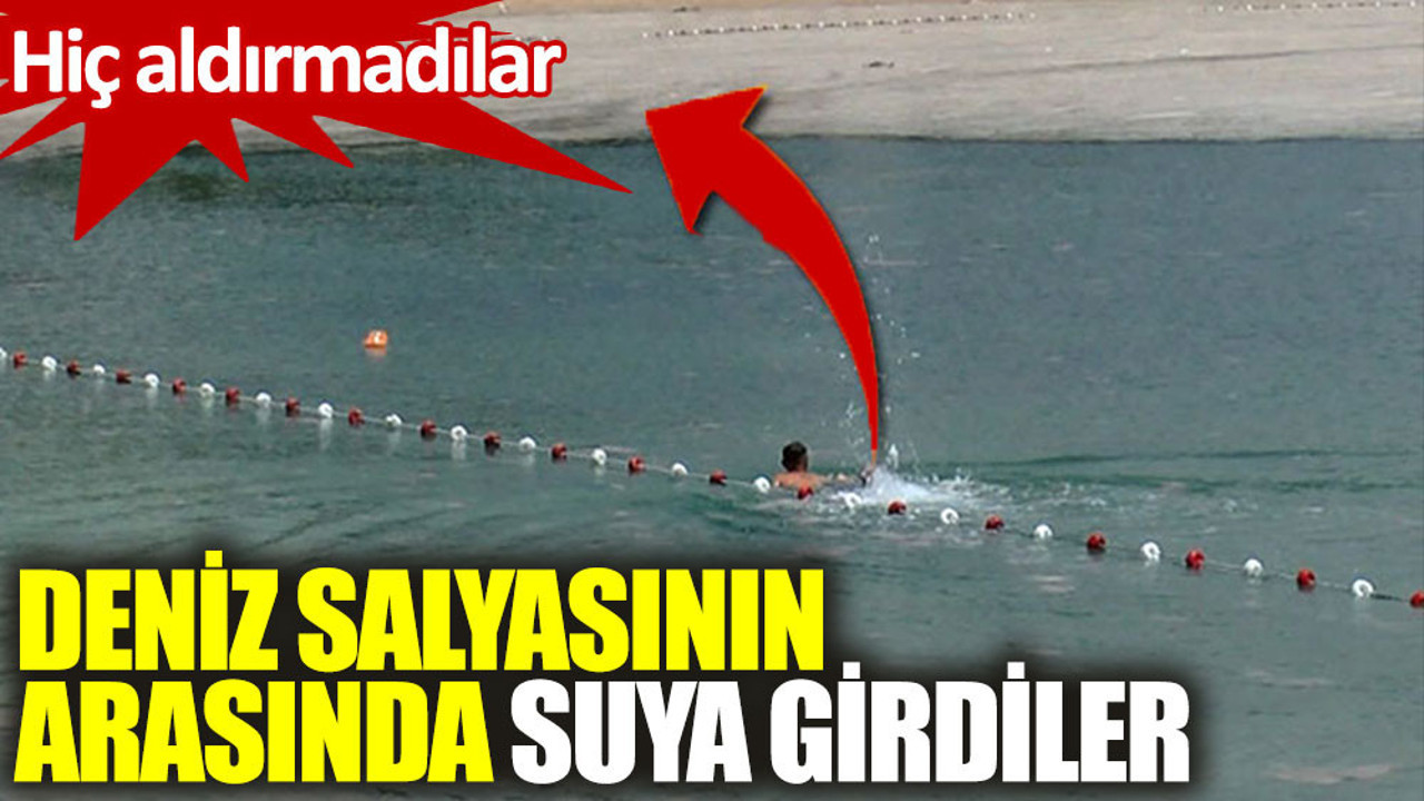 Caddebostan'da deniz salyasının arasında suya girdiler