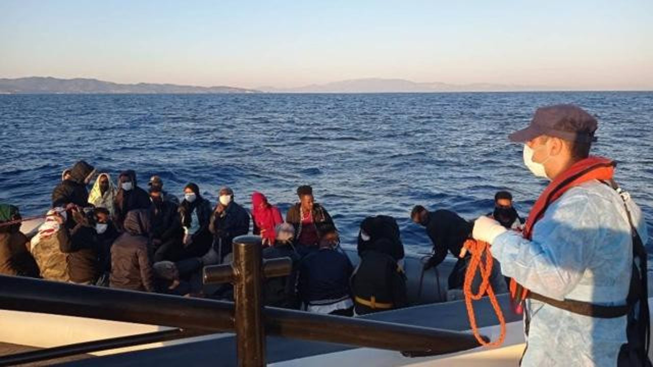 Türk kara sularına itilen 131 düzensiz göçmen kurtarıldı