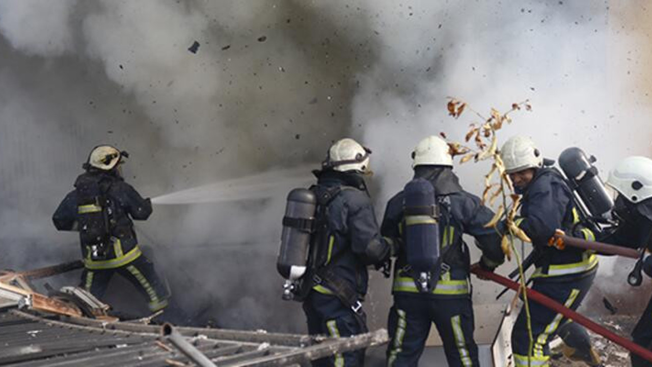 Yanan evdeki patlamalar mahalleliyi sokağa döktü