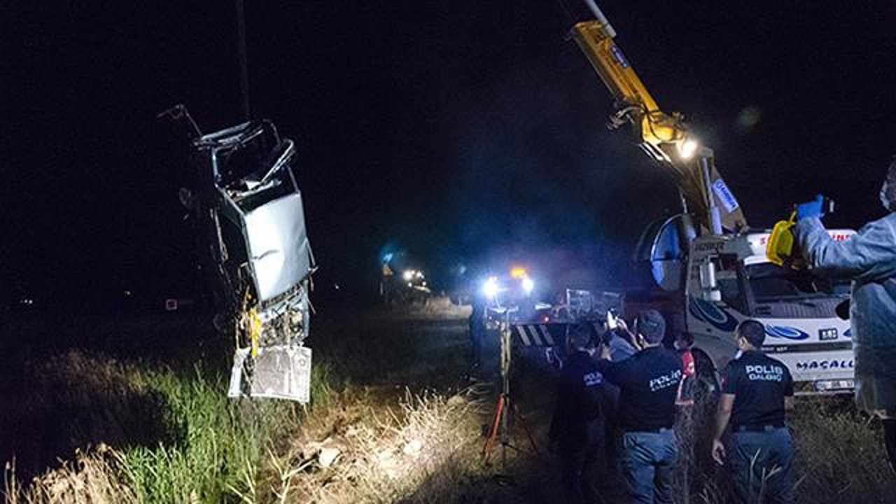 Ankara'da otomobil dereye devrildi: 3 ölü, 1 yaralı