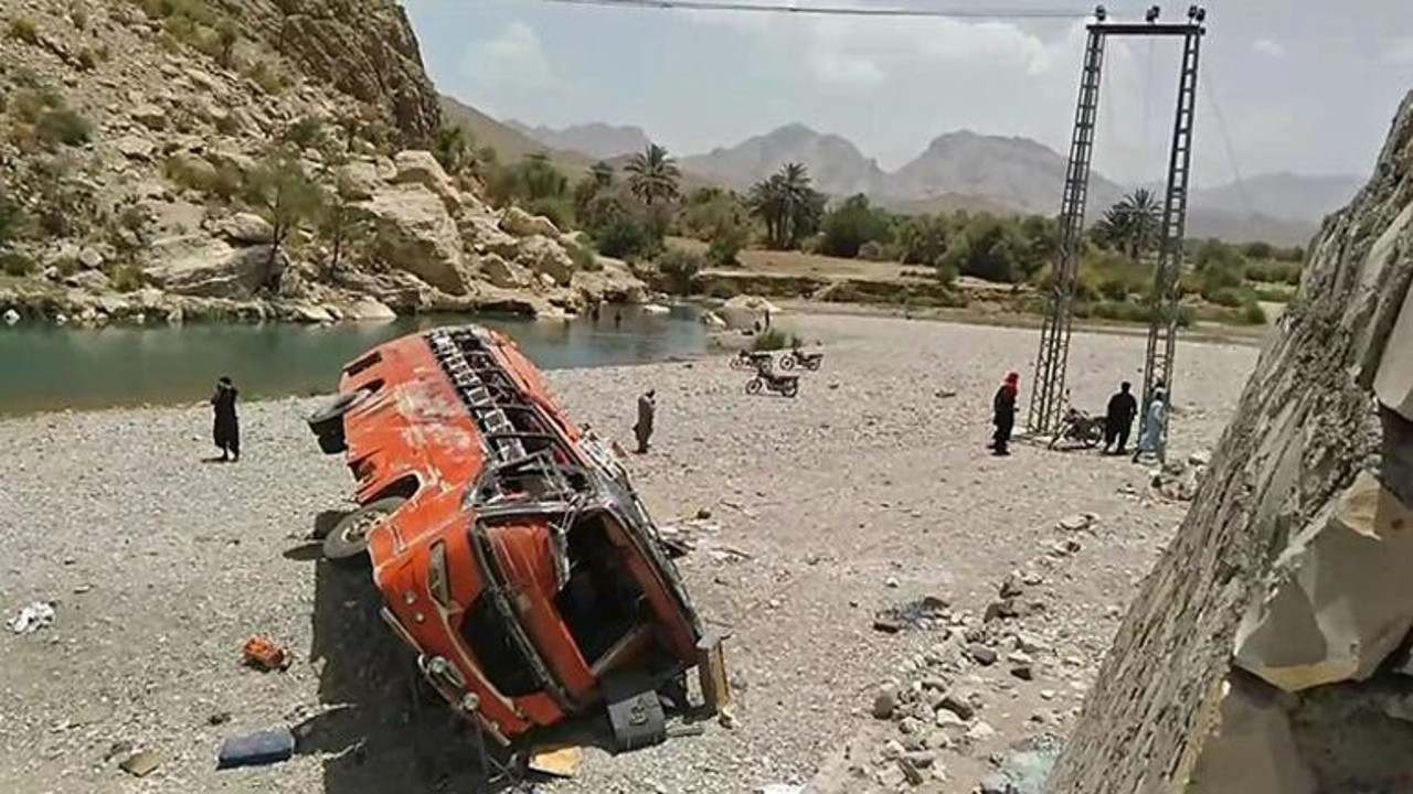 Pakistan'da feci kaza: 23 ölü, 30'dan fazla yaralı