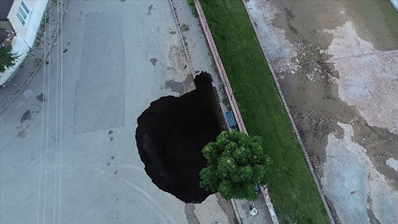 Sivas'ta yol çöktü, 22 metre derinliğinde çukur oluştu