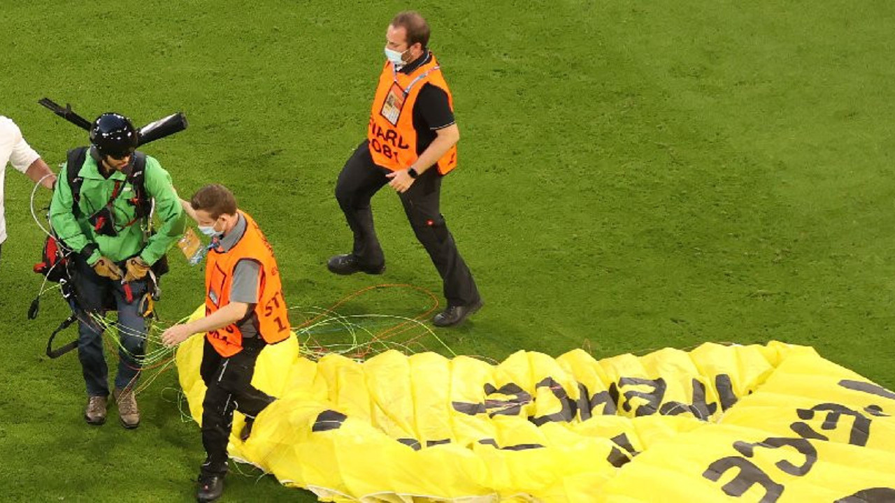 Almanya-Fransa maçında paraşütlü protesto