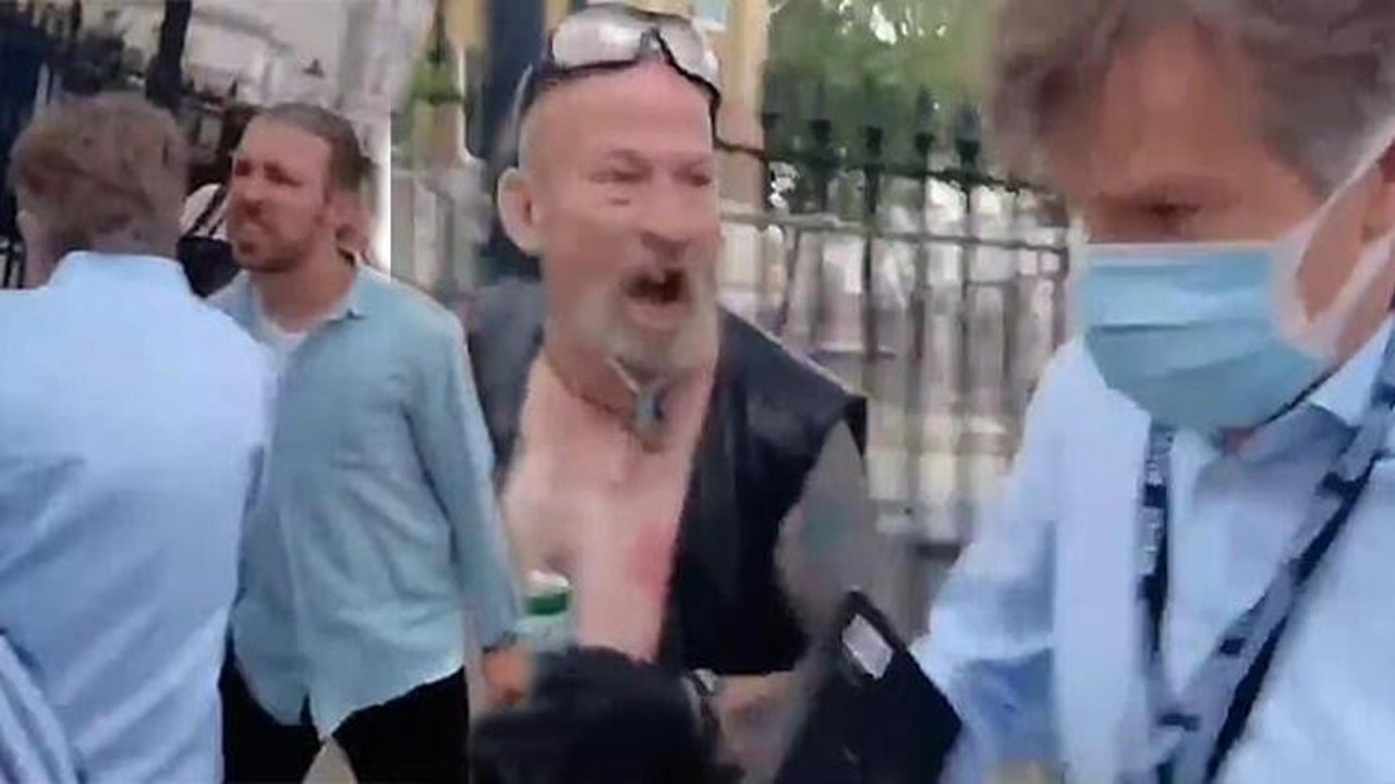 Kısıtlama karşıtları BBC muhabirine sokak ortasında saldırdı