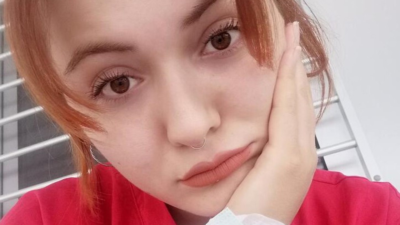 Bakan Koca'dan aşı yapmaktan yorgun düşen hemşireye teşekkür