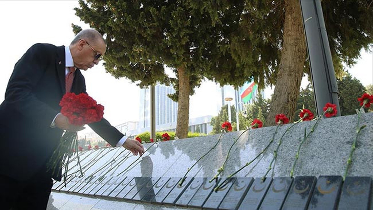 Erdoğan, Bakü'de şehitliği ziyaret etti