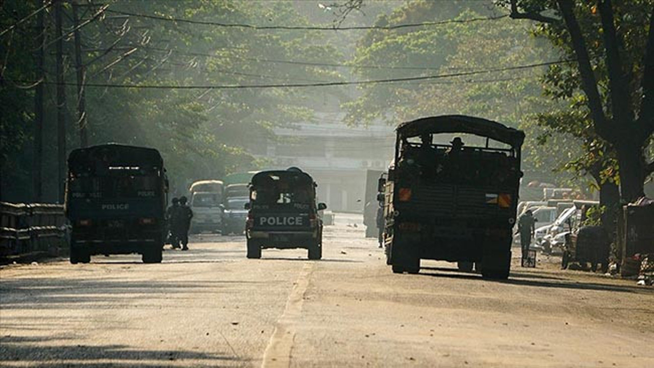 Myanmar’da ordunun bir köyü ateşe verdiği iddiası