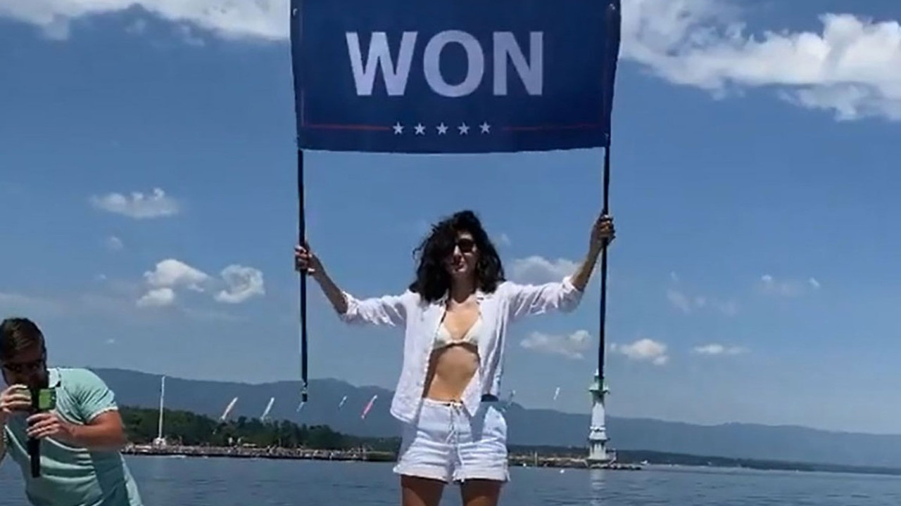 Osama Bin Ladin’in yeğeni Biden’ı bikini ve şortuyla protesto etti