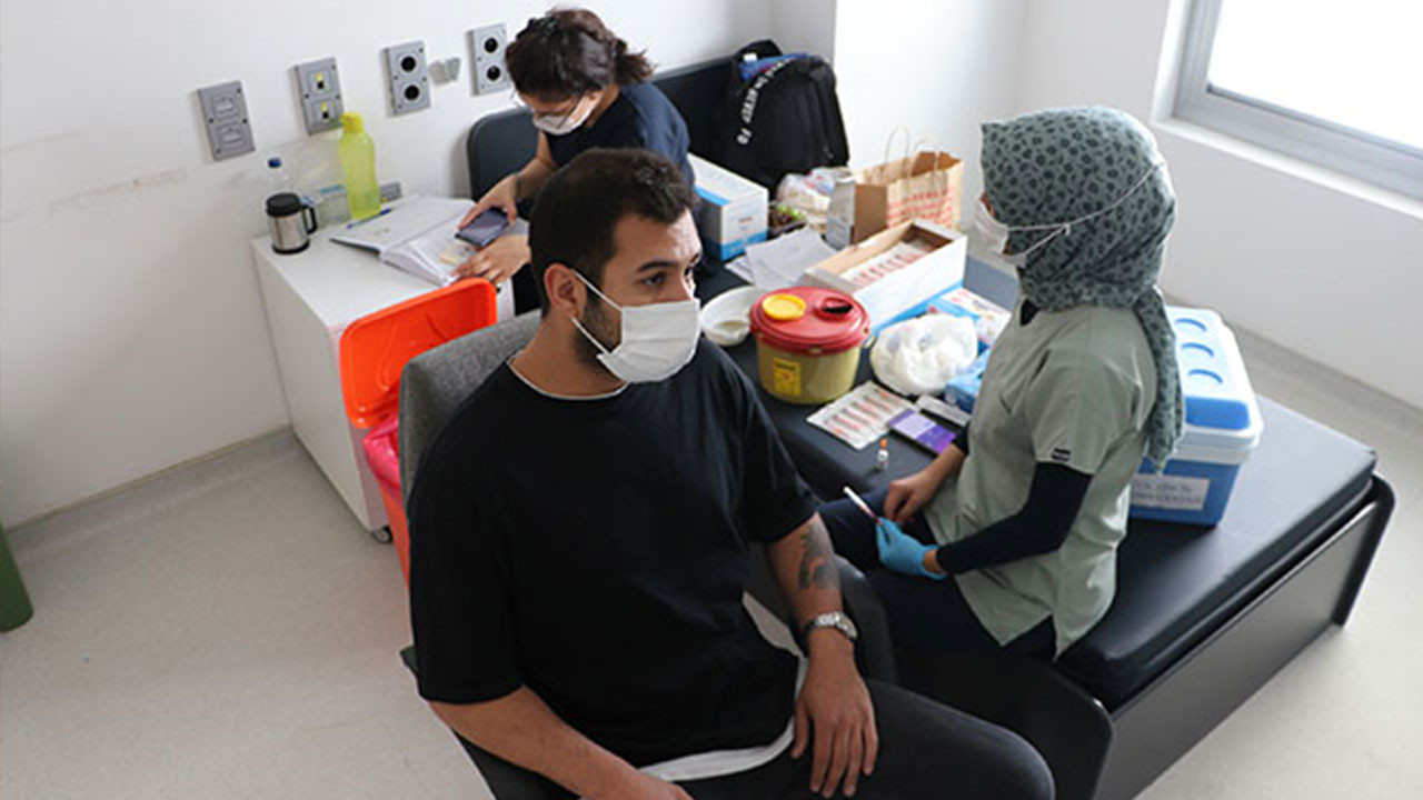 Ankara'da 35 yaş üstü aşılanıyor