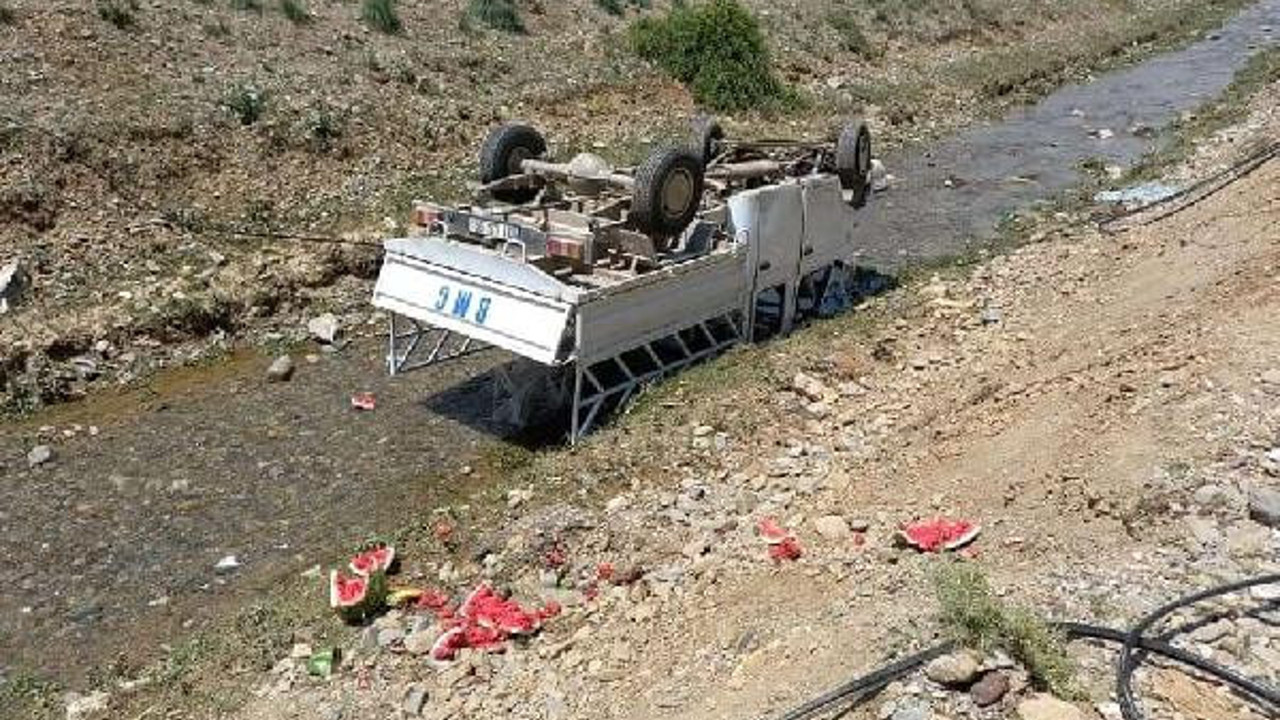 Kamyonet su kanalına düştü aynı aileden kişi 5 yaralandı