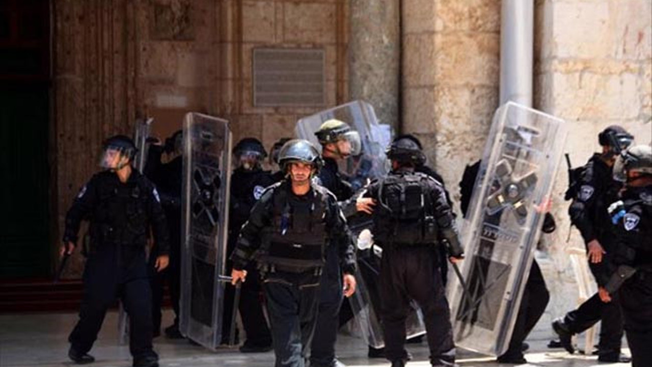 İsrail polisi Mescid-i Aksa’da Filistinlilere müdahale etti