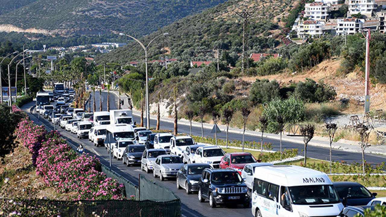 Kuşadası’na tatilci akını: Bir günde 10 binden fazla araç ilçeye giriş yaptı