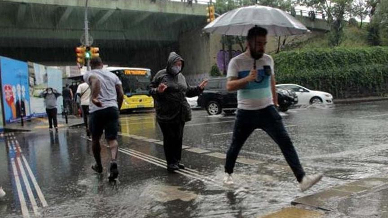 İstanbul güne gelmeyen yazın, yaz yağmuru ile uyandı