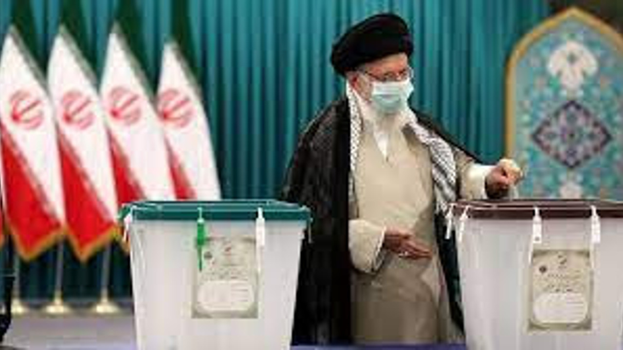 İran’da halk sandık başına gitti