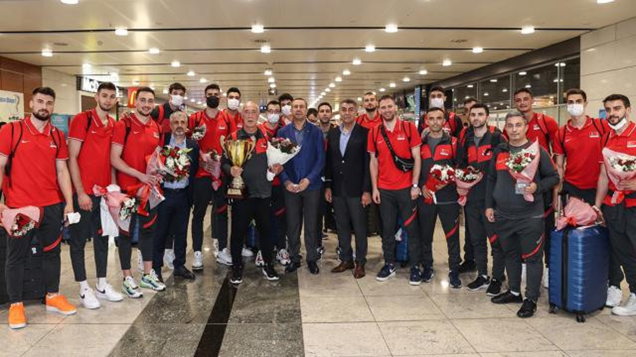 Şampiyon yurda döndü