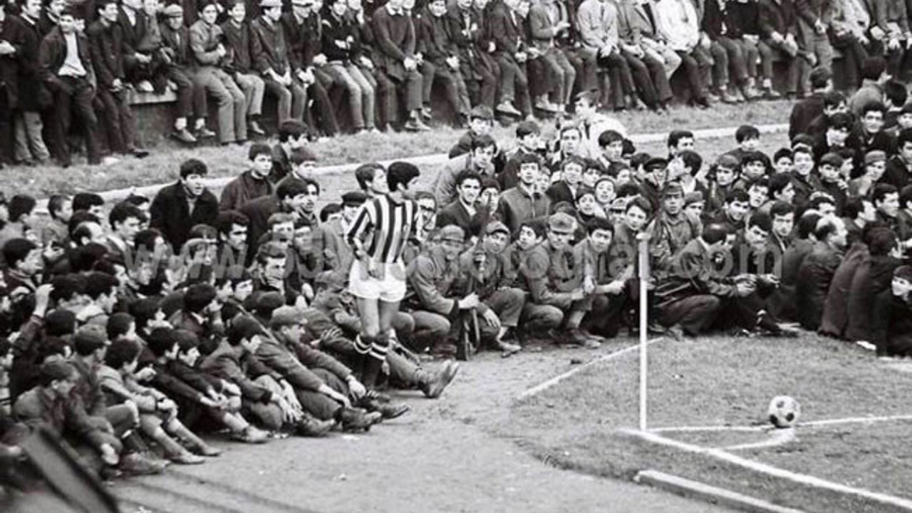 İzdihamdan taraftarların saha içine oturduğu maç hangisi