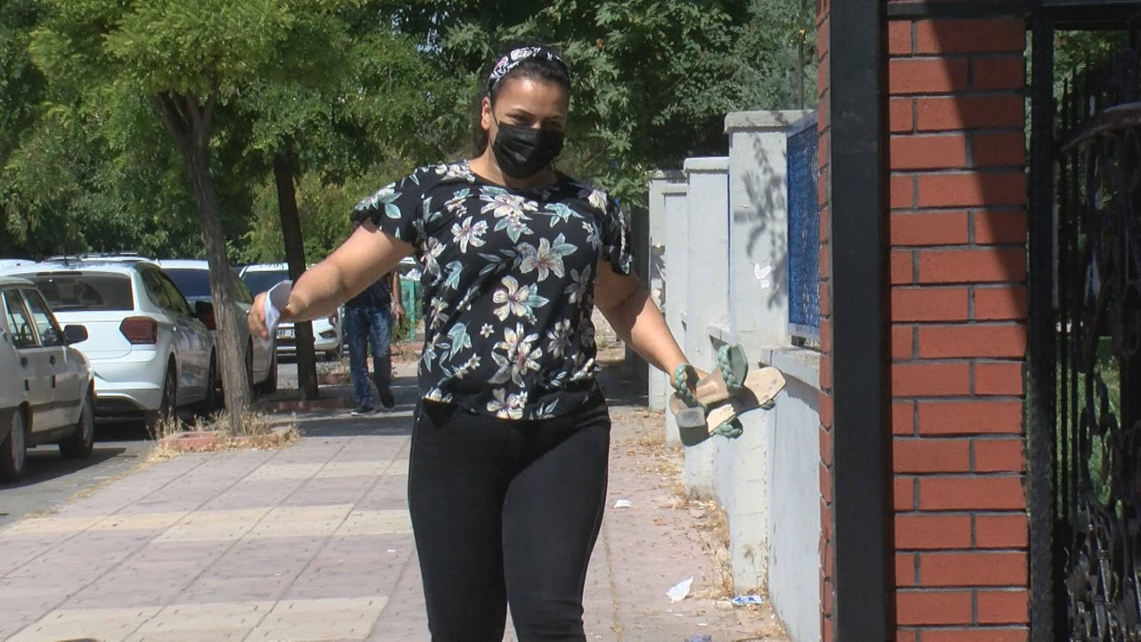 Elinde topuklu ayakkabısı yalın ayak sınava koştu