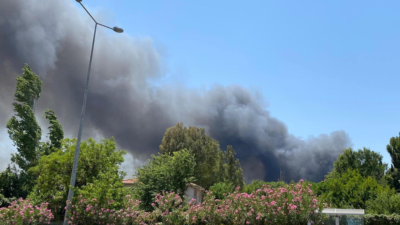 Dalaman'da kağıt fabrikasında yangın. Dumanlar gökyüzünü kapladı