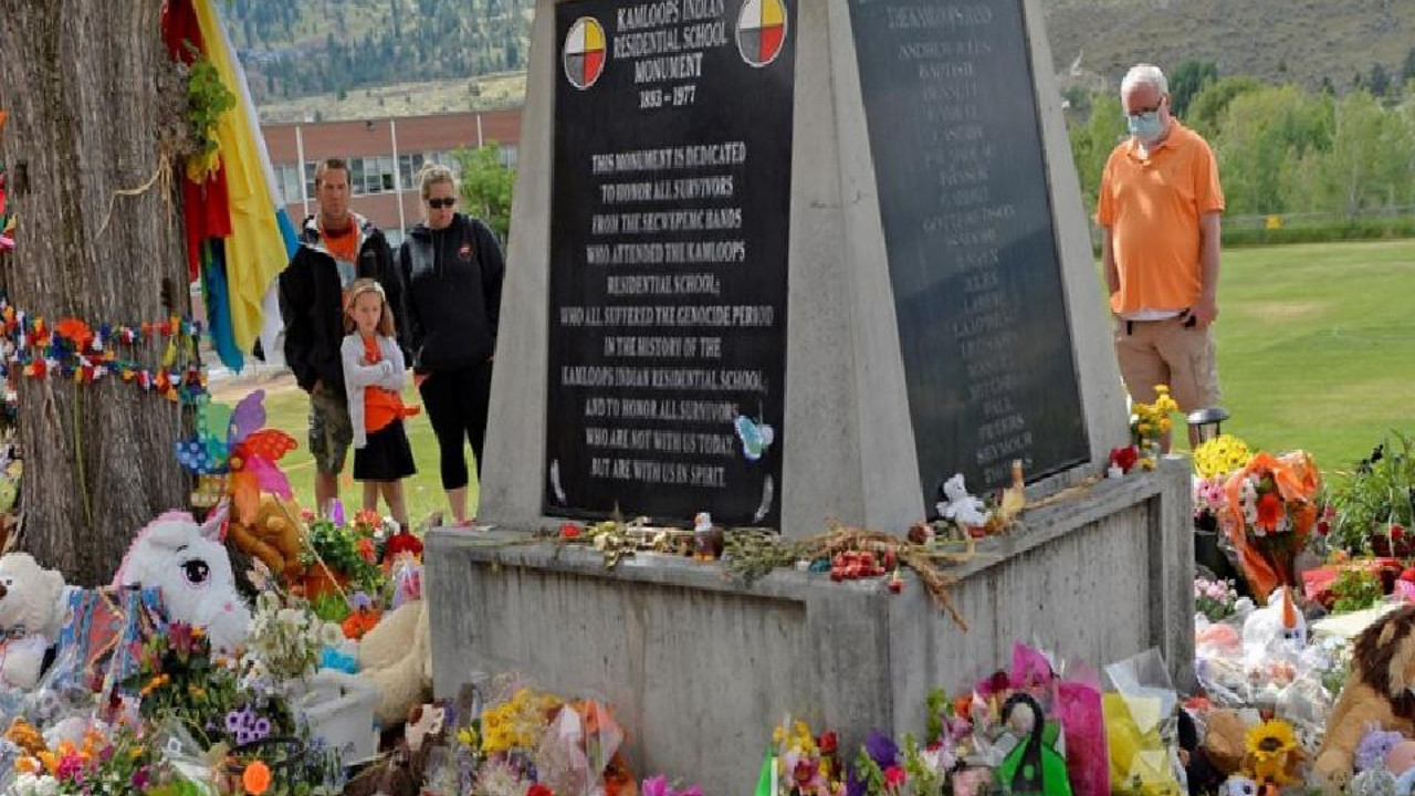 Kanada’da kemikleri bulunan 751 çocuk için anma gecesi düzenlendi