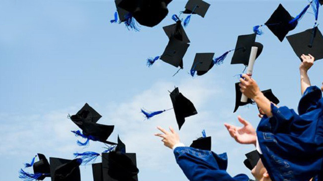 Mimar Sinan Üniversitesi’ni dereceyle bitirdi, garson olarak işe başladı