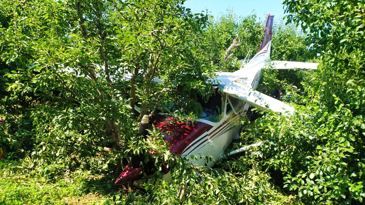 Bursa'da eğitim uçağı bahçeye düştü
