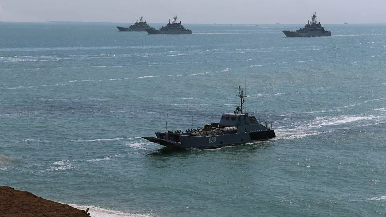 Güdümlü füze taşıyan NATO gemisi Karadeniz'e girdi