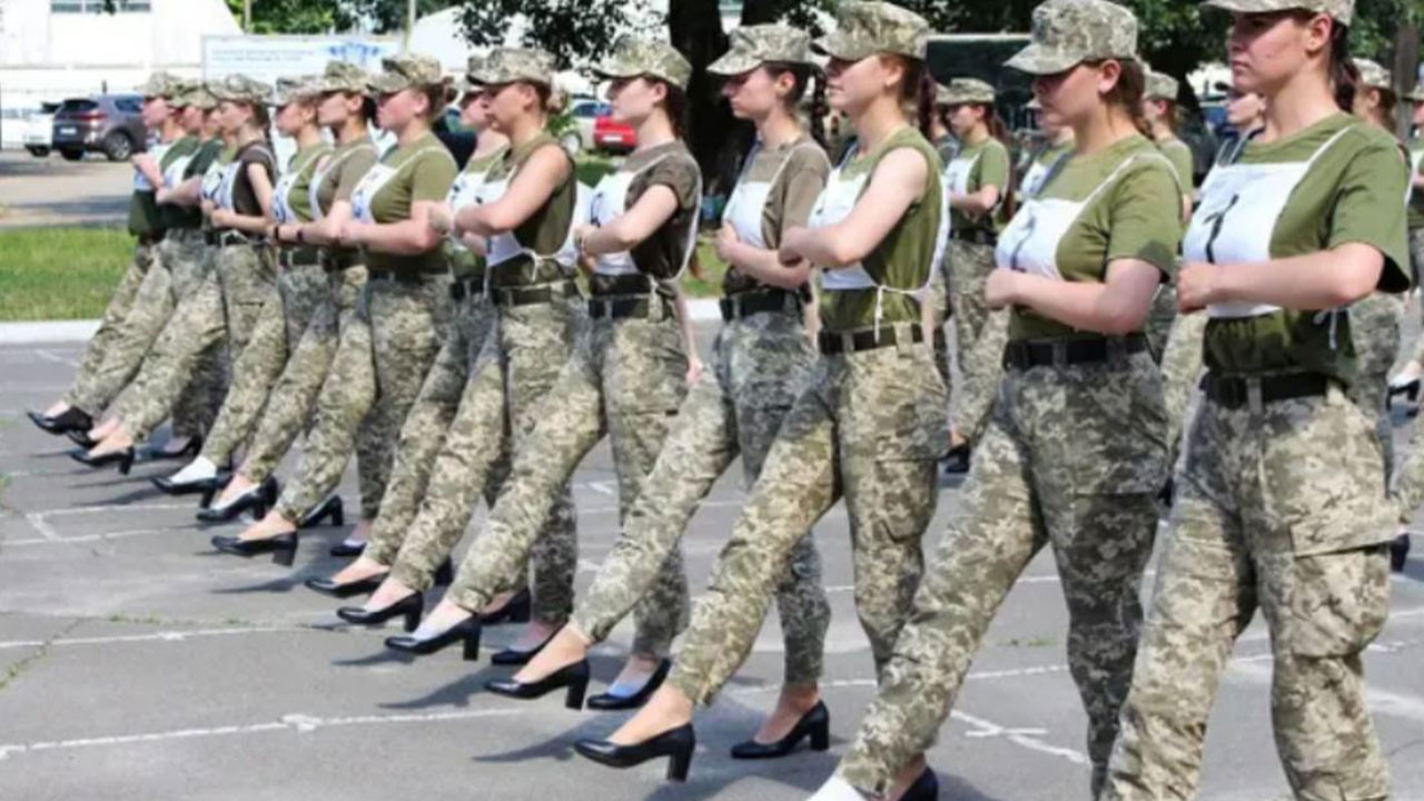 Askerlere giydirilen topuklu ayakkabılar ülkede kriz çıkardı