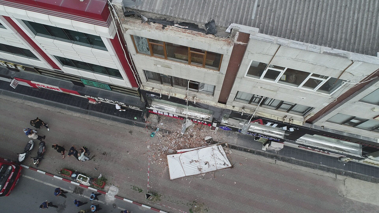 Güngören'de çatıdan kopan parça kaldırıma düştü