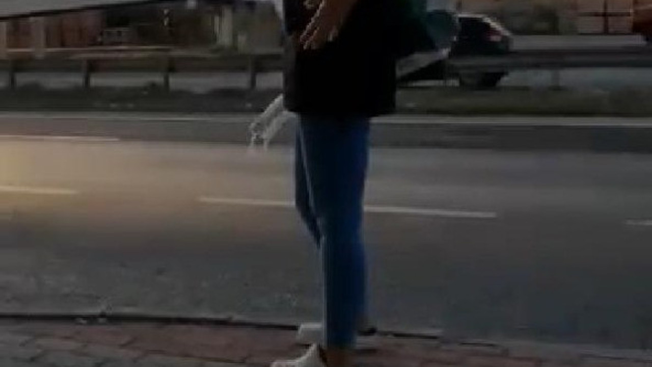 2 genç hemşire vızır vızır akan trafiğin arasına daldı