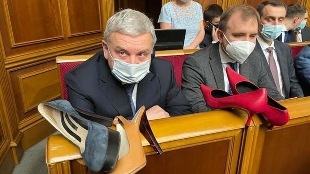 Savunma Bakanı mecliste böyle protesto edildi