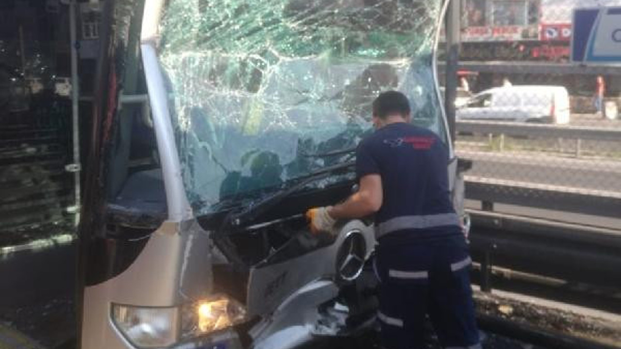 Küçükçekmece'de metrobüs kazası