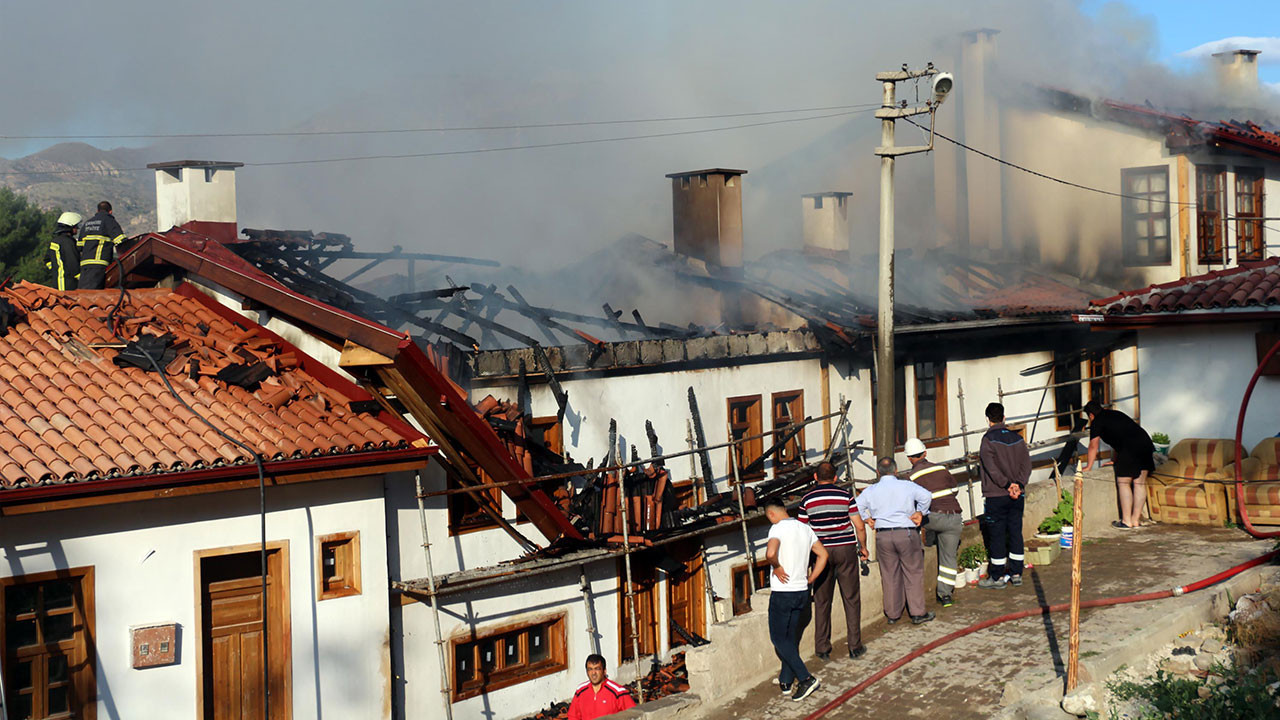 Çankırı'da korkutan yangın! Kısa sürede diğer evlere sıçradı