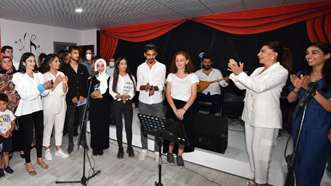 Ebru Yaşar Gülseven Ortaokulu'nda müzik ziyafeti. Ebru Yaşar öğrencilerle birlikte şarkı söyledi