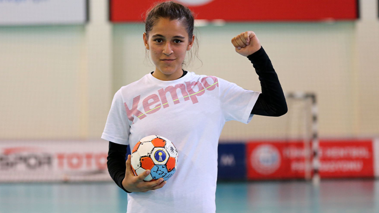 13 yaşındaki hentbolcu Merve Akpınar: Köyümdeki kız çocuklarının kaderini değiştireceğim