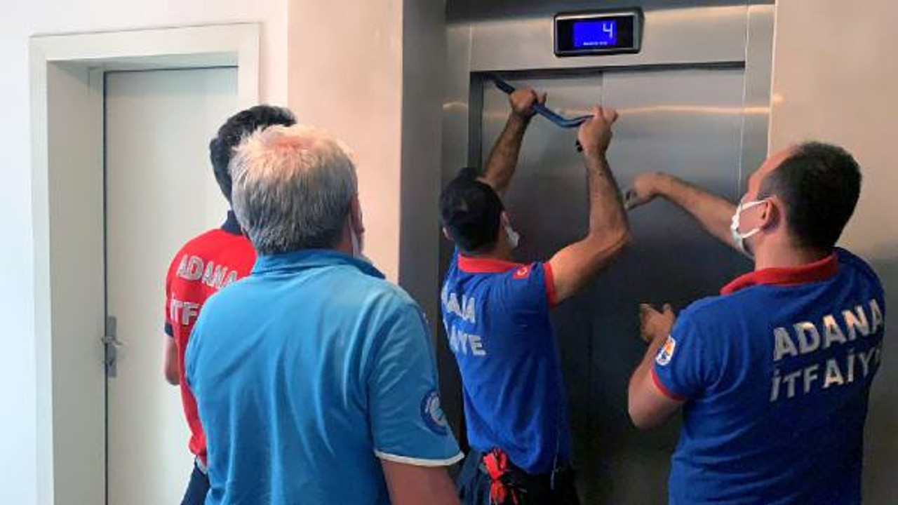 Plaza asansöründe mahsur kaldı