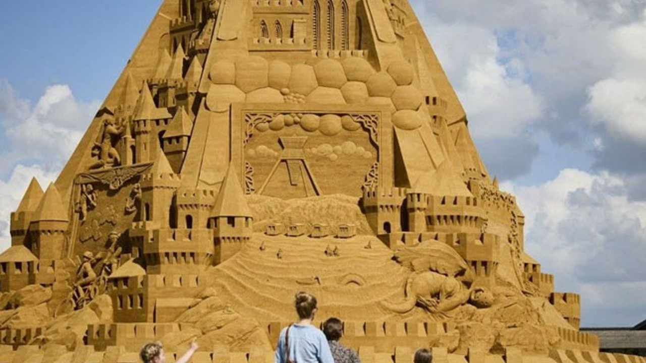 Dünyanın en yüksek kumdan kalesi