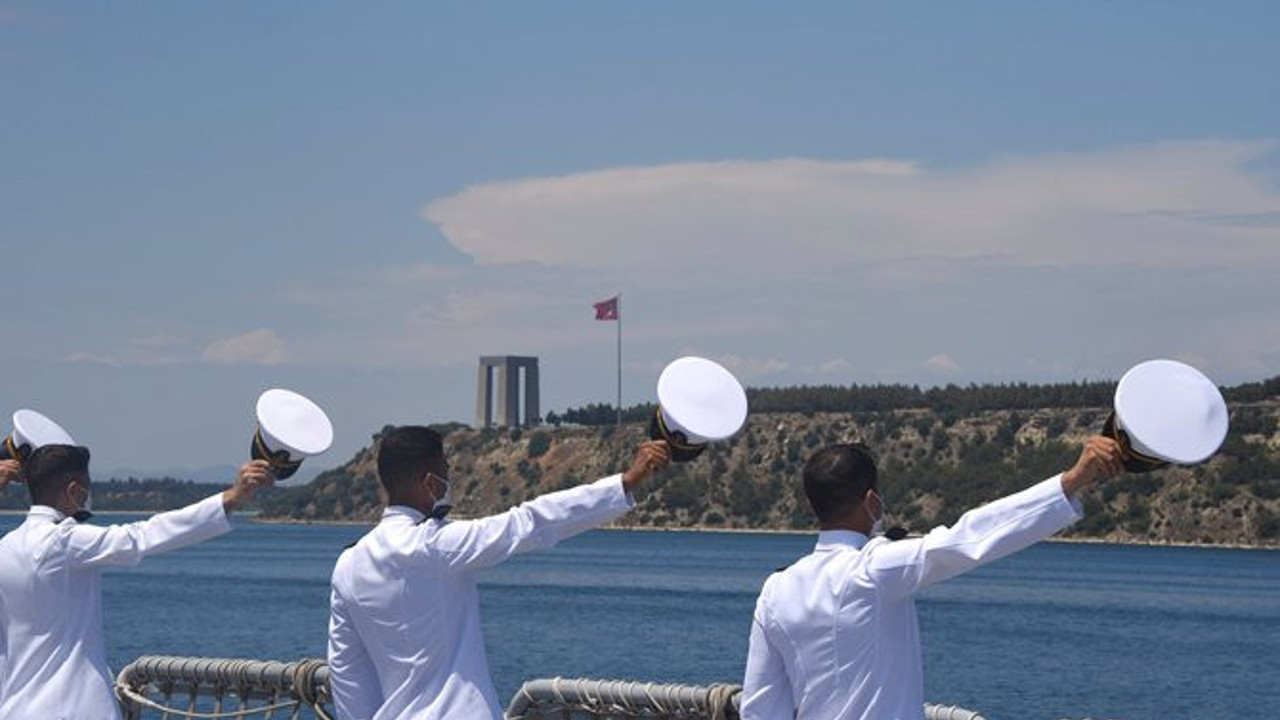 Genç bahriyeliler, Çanakkale şehitlerini selamladı