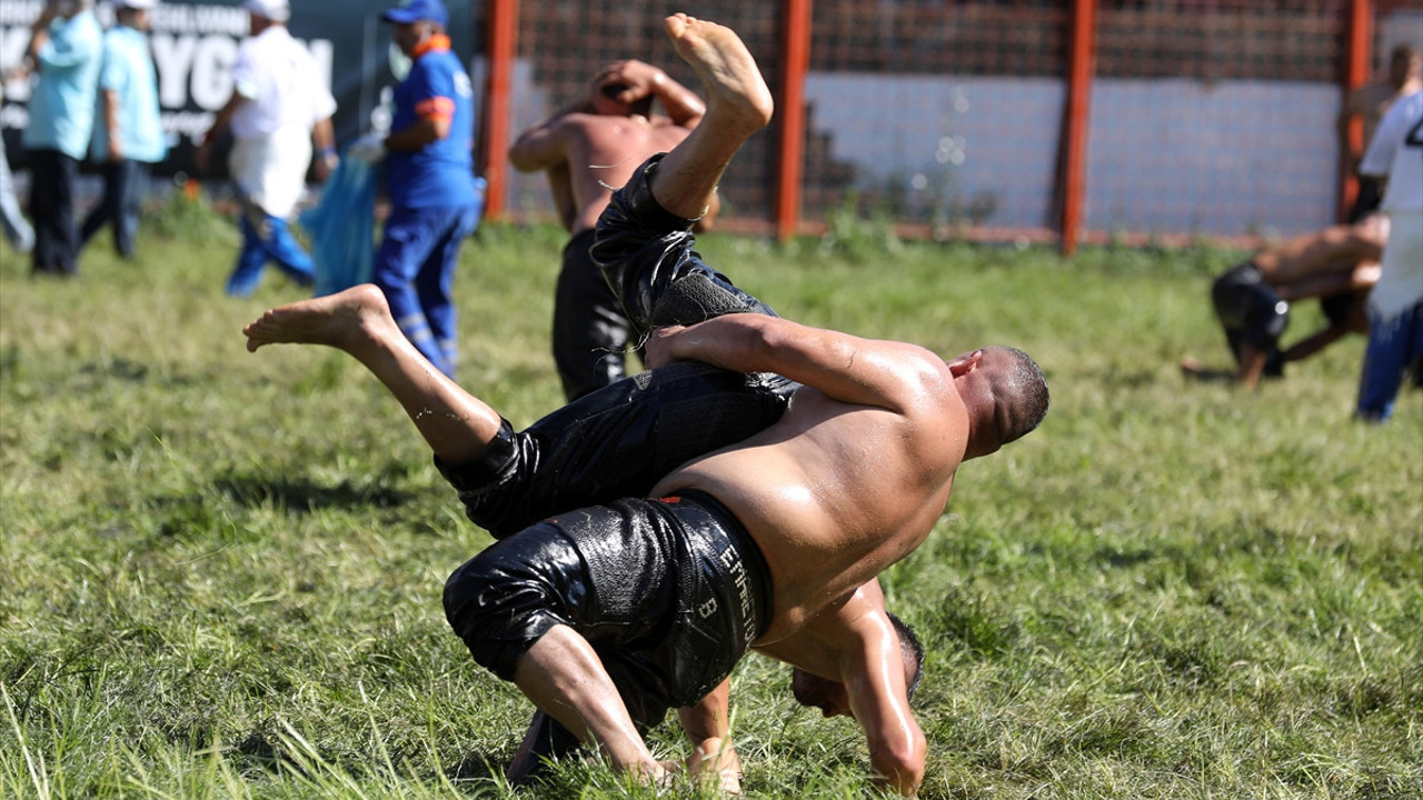Kırkpınar Yağlı Güreşleri'nde 2. gün müsabakaları başladı