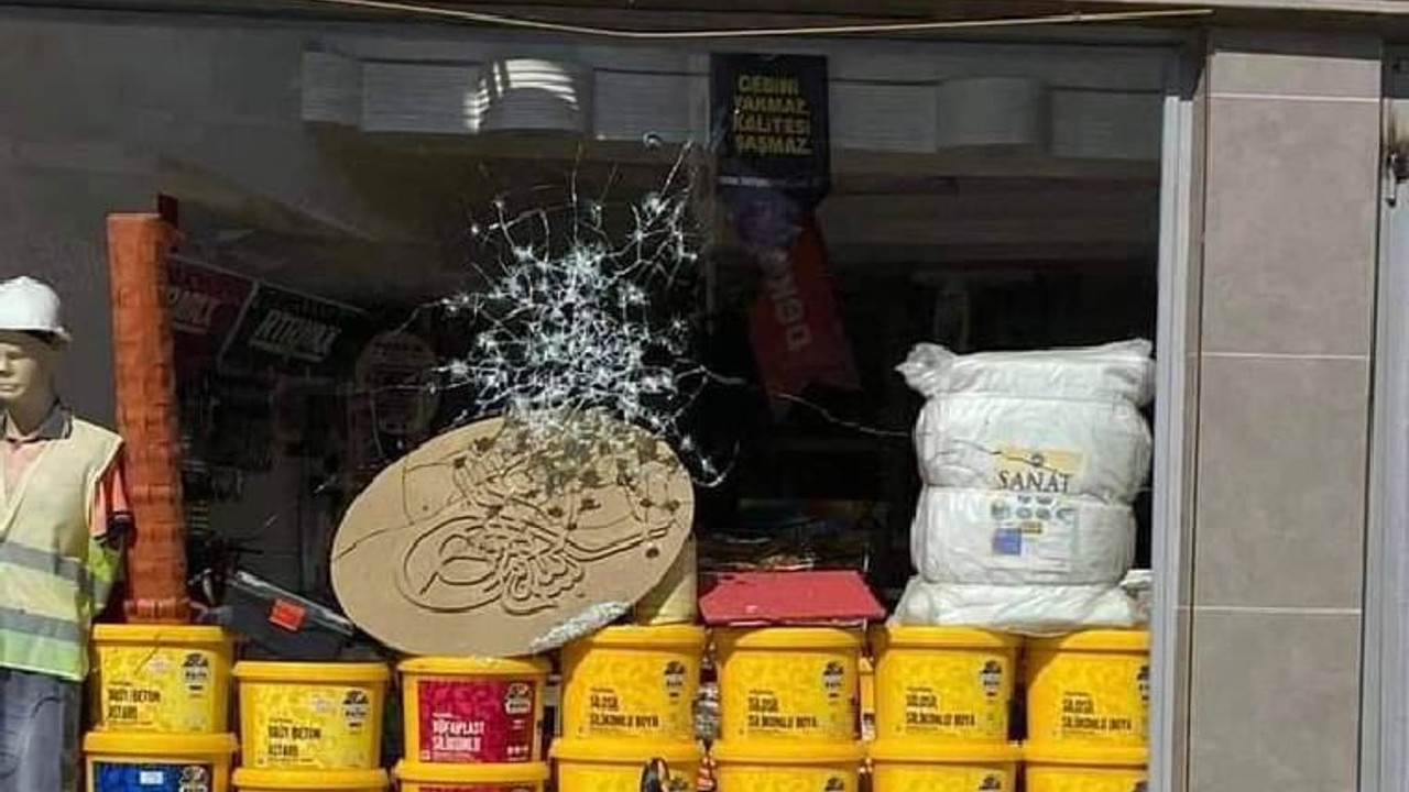 MHP'li başkana suç duyurusunda bulunan meclis üyesinin işyerini kurşunladılar