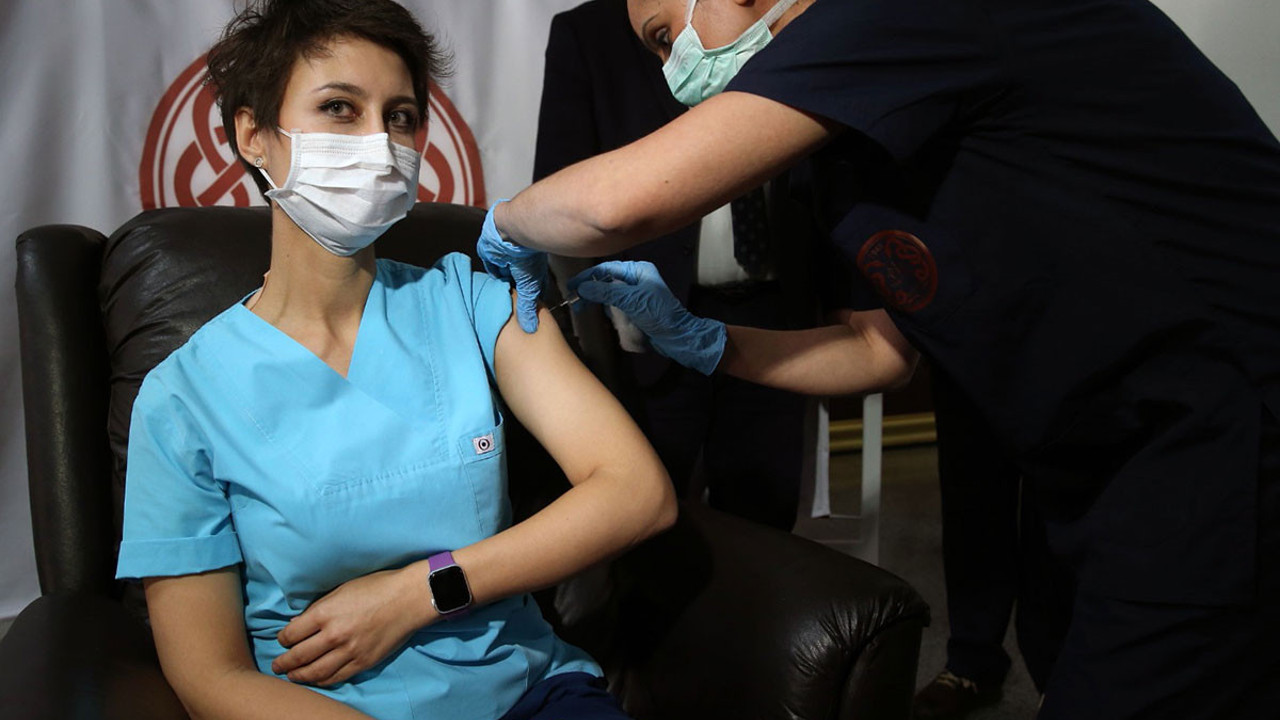 Korona aşısıyla ilgili çarpıcı açıklama. 50 yaş üstünde görülüyor